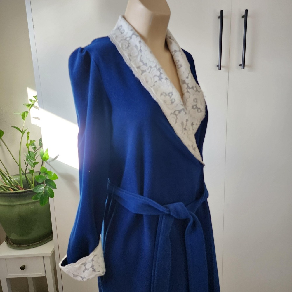 Vintage Vanity Fair Velour Robe Navy Blue Lace Collar Made in USA Womens P Small